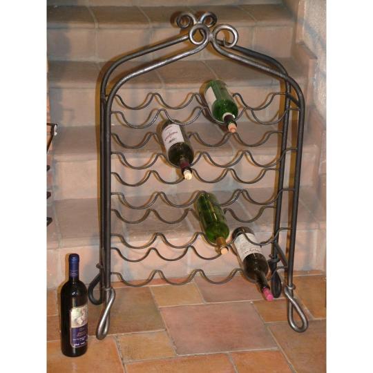 kovovy stojan na vino vinny sklad mediteranska kuchyna zariadenie.jpg